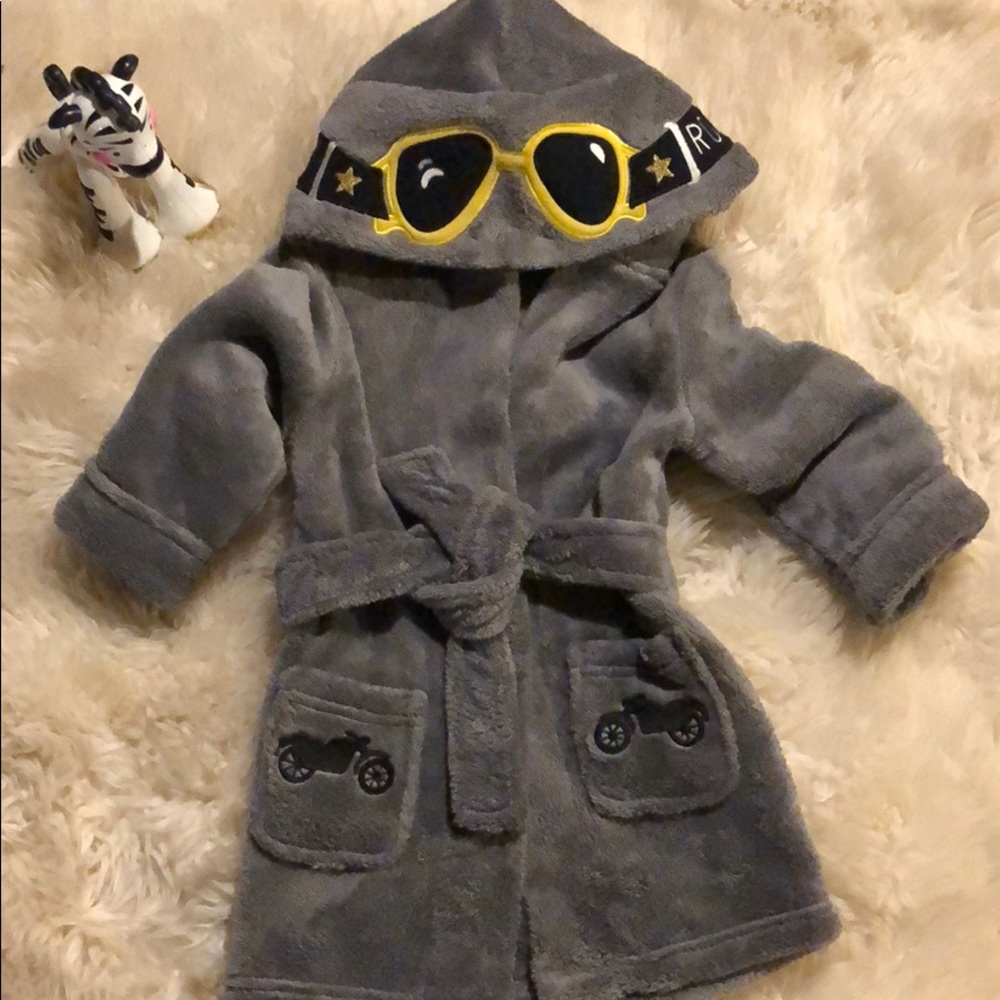 Your Lil one will love bath time with this Robe.🛁